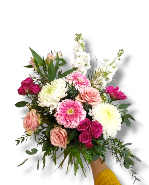 Main tenant un bouquet coloré de fleurs fraîches roses, blanches et fuchsia – abonnement floral mensuel par Fleur de Guy.