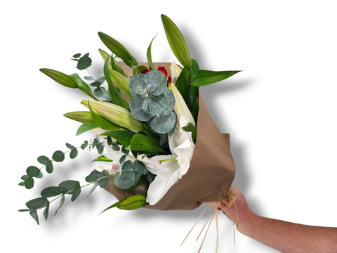 Bouquet de lys blancs et eucalyptus - Élégance naturelle et fraîcheur
