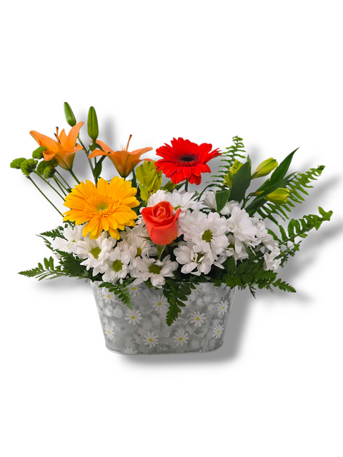 Bouquet de fleurs colorées avec marguerites, lys orange, gerberas et rose dans un contenant à motif floral