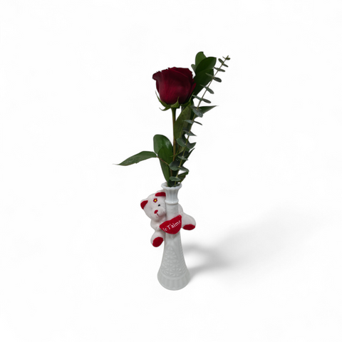Mini arrangement avec rose rouge, vase blanc et peluche ourson 'Je t’aime'."