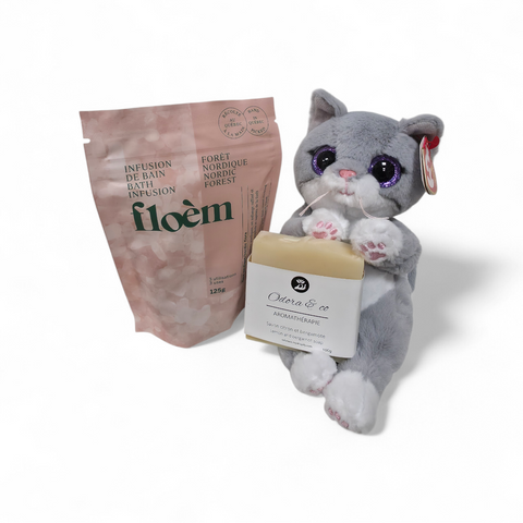 Ensemble-cadeau bien-être avec infusion de bain Floèm, savon citron bergamote Odora & Co, et peluche chat grise.