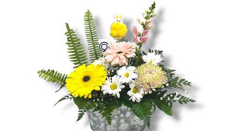 Arrangement floral de Pâques avec gerberas, marguerites et fleurs fraîches dans un contenant décoratif, centre de table printanier fait par un fleuriste à Gatineau