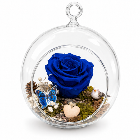 Rose éternelle bleue sous globe de verre avec papillon bleu, petit oiseau décoratif, mousse et cœur en bois – Fleur de Guy