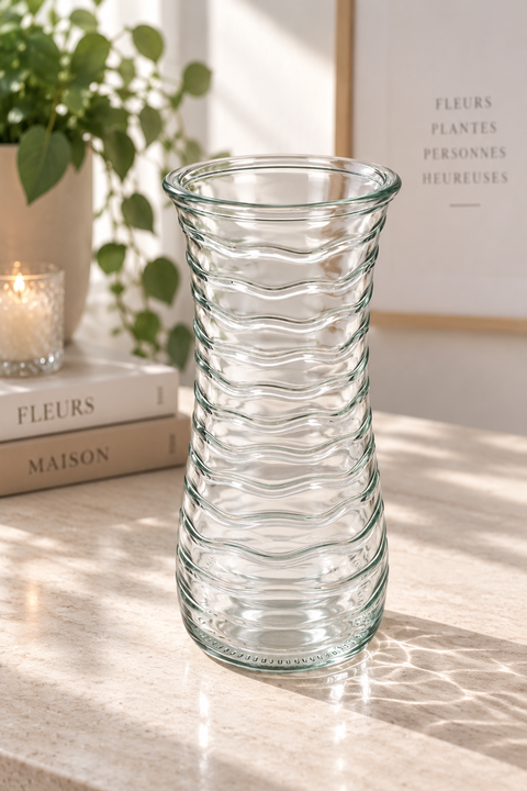 Vase en verre transparent à relief ondulé