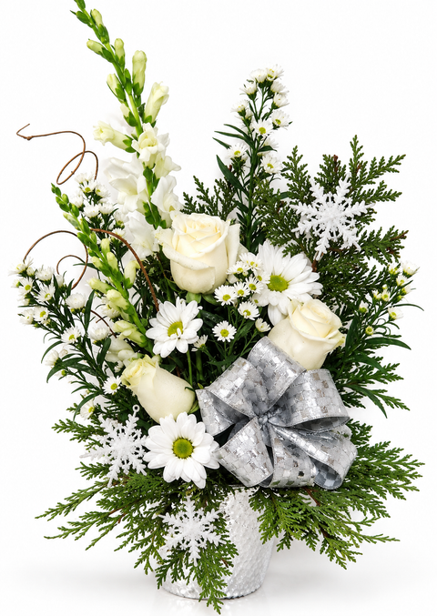 Arrangement floral hivernal avec roses blanches, marguerites, glaïeuls, verdure et ruban argenté, décoré de flocons de neige, offert par Fleur de Guy.