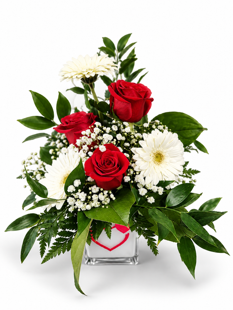 Arrangement floral avec roses rouges, gerberas blanches et feuillage vert