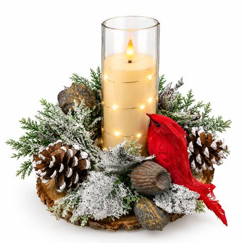 Centre de table de Noël avec cardinal rouge, bougie lumineuse sous verre, branches de conifères enneigées, pommes de pin et base en bois – Fleur de Guy