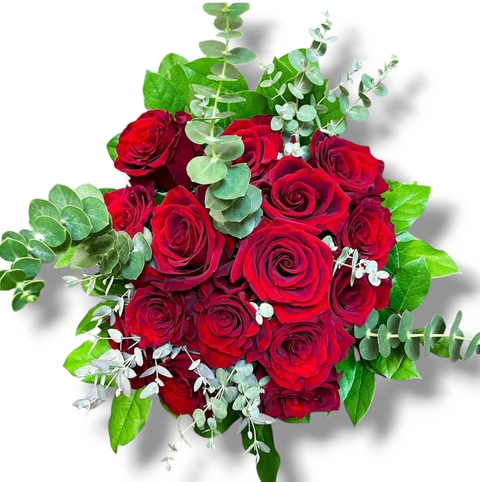 Bouquet de douze roses fraîches avec eucalyptus, un arrangement élégant et naturel pour toutes les occasions.