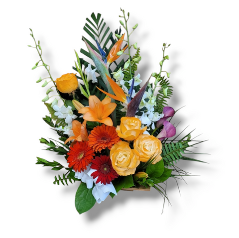 Arrangement floral exotique avec strelitzias, gerberas, lys orange, roses jaunes et callas mauves dans un style vibrant.