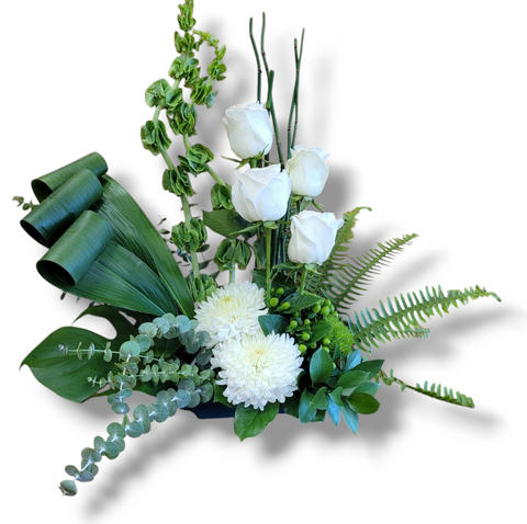 Arrangement floral moderne avec roses blanches, chrysanthèmes et feuillage vert. Style épuré et apaisant.