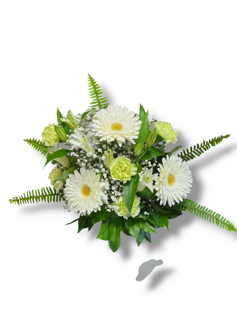 Bouquet de fleurs blanches avec gerberas, lys, œillets verts, gypsophile et feuillage – style sobre et élégant.