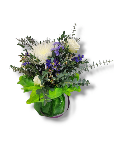 Bouquet rustique blanc et bleu avec roses, chrysanthèmes, eucalyptus et fleurs sauvages – modèle Fraîcheur Champêtre.