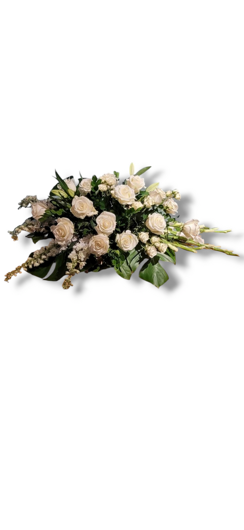 Coussin de cercueil avec roses blanches, lys, mufliers et verdure – modèle Dernier Repos, hommage floral horizontal élégant.