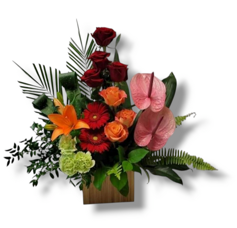 Arrangement floral moderne avec roses rouges et orange, lys, anthuriums roses, gerberas rouges et verdure tropicale – modèle Élan Tropical.