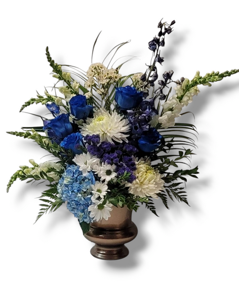 Arrangement funéraire avec roses bleues, hortensias, chrysanthèmes, statice mauve et marguerites blanches – modèle Paix Boréale.