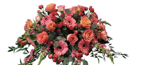 Coussin funéraire en fleurs fraîches roses et corail avec roses, gerberas et feuillage.