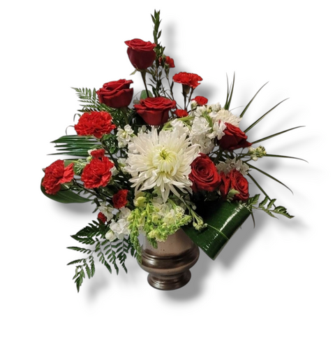 Arrangement funéraire avec roses rouges, œillets, chrysanthèmes blancs et feuillage dans un vase argenté – modèle Hommage Céleste.