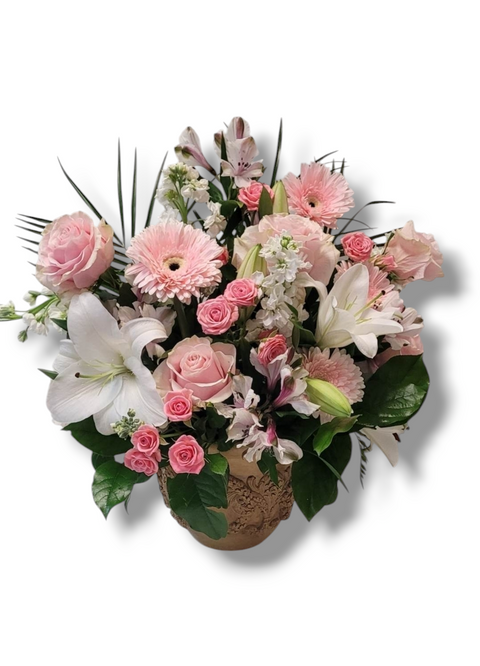 Arrangement floral pastel avec roses roses, lys blancs, gerberas et verdure dans un vase décoratif – modèle Tendresse Rose.