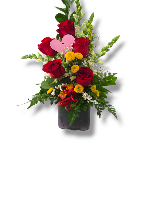 Arrangement floral romantique avec roses rouges, fleurs jaunes et cœur rose dans un vase foncé