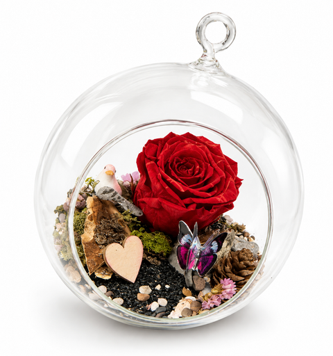 Rose éternelle rouge sous globe de verre avec papillon décoratif, cœur en bois, mousse et éléments naturels – Fleur de Guy