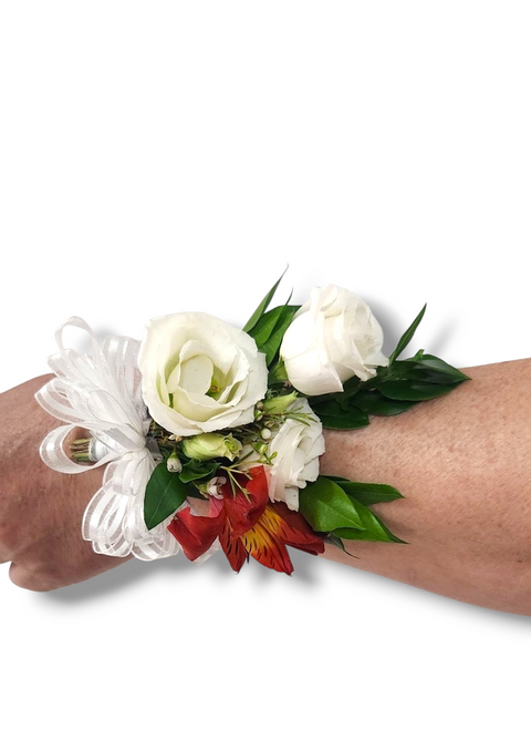 Bracelet fleuri avec roses blanches, fleur orangée et verdure, ruban blanc au poignet.