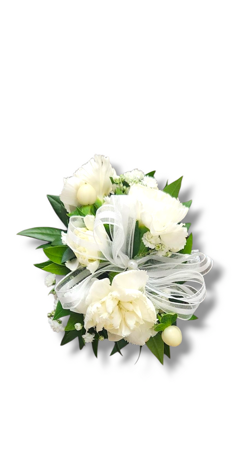 Bracelet fleuri blanc avec ruban blanc nacré, feuillage et perles décoratives.