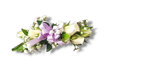 Bracelet floral avec mini roses blanches, gypsophile et ruban lavande sur fond blanc.
