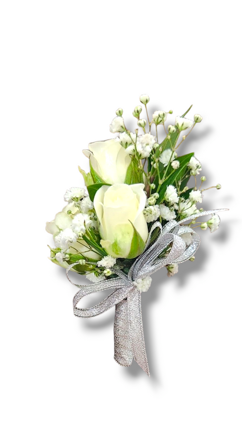 Boutonnière florale blanche avec mini roses, gypsophile et ruban argenté.