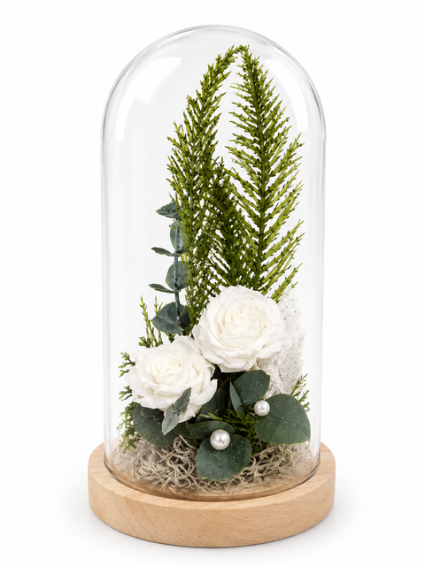 Deux roses blanches sous cloche de verre avec feuillage vert, perles décoratives et base ronde en bois naturel – Fleur de Guy