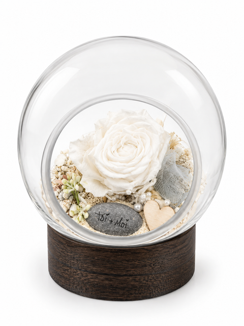 Rose éternelle blanche sous globe de verre avec fleurs séchées, perles décoratives, cœur en bois et base foncée – Fleur de Guy