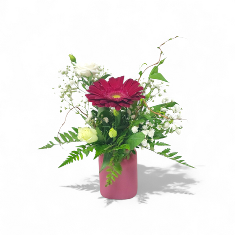 Arrangement floral rose Saint-Valentin dans un vase rose