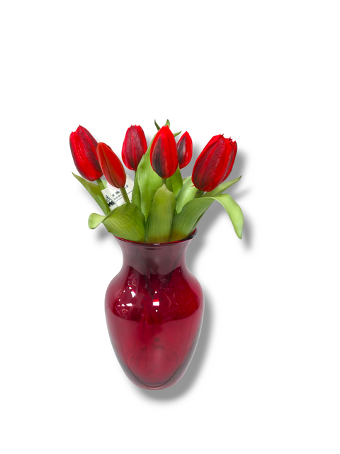 Bouquet de tulipes rouges synthétiques dans un vase rouge décoratif
