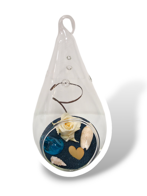 Rose éternelle blanche sous verre en forme de goutte avec sable bleu et décor marin