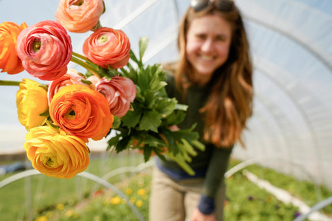 Dans 6 semaines, c’est la fin des classes : pourquoi offrir des fleurs ou une carte cadeau à un professeur ?