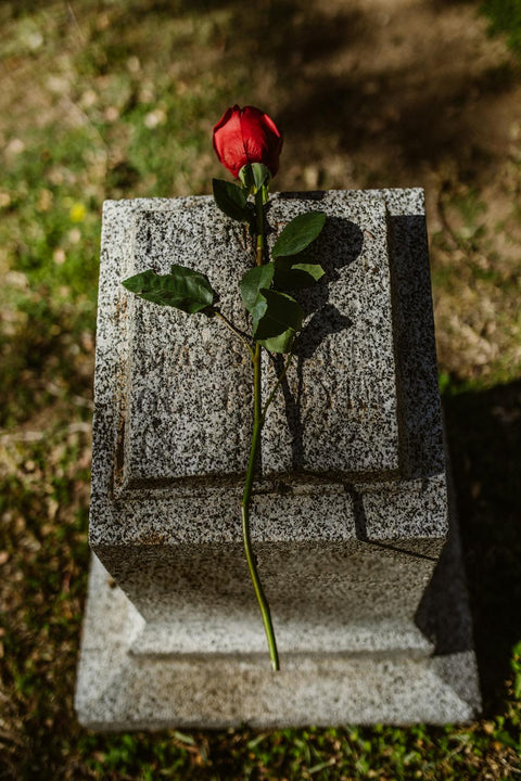 Fleurs pour pierres tombales et cercueils