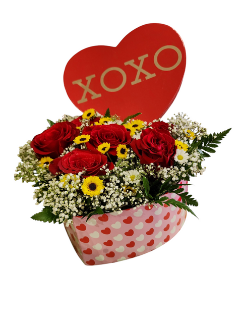 Arrangement de roses dans une boîte en forme de cœur pour la Saint-Valentin