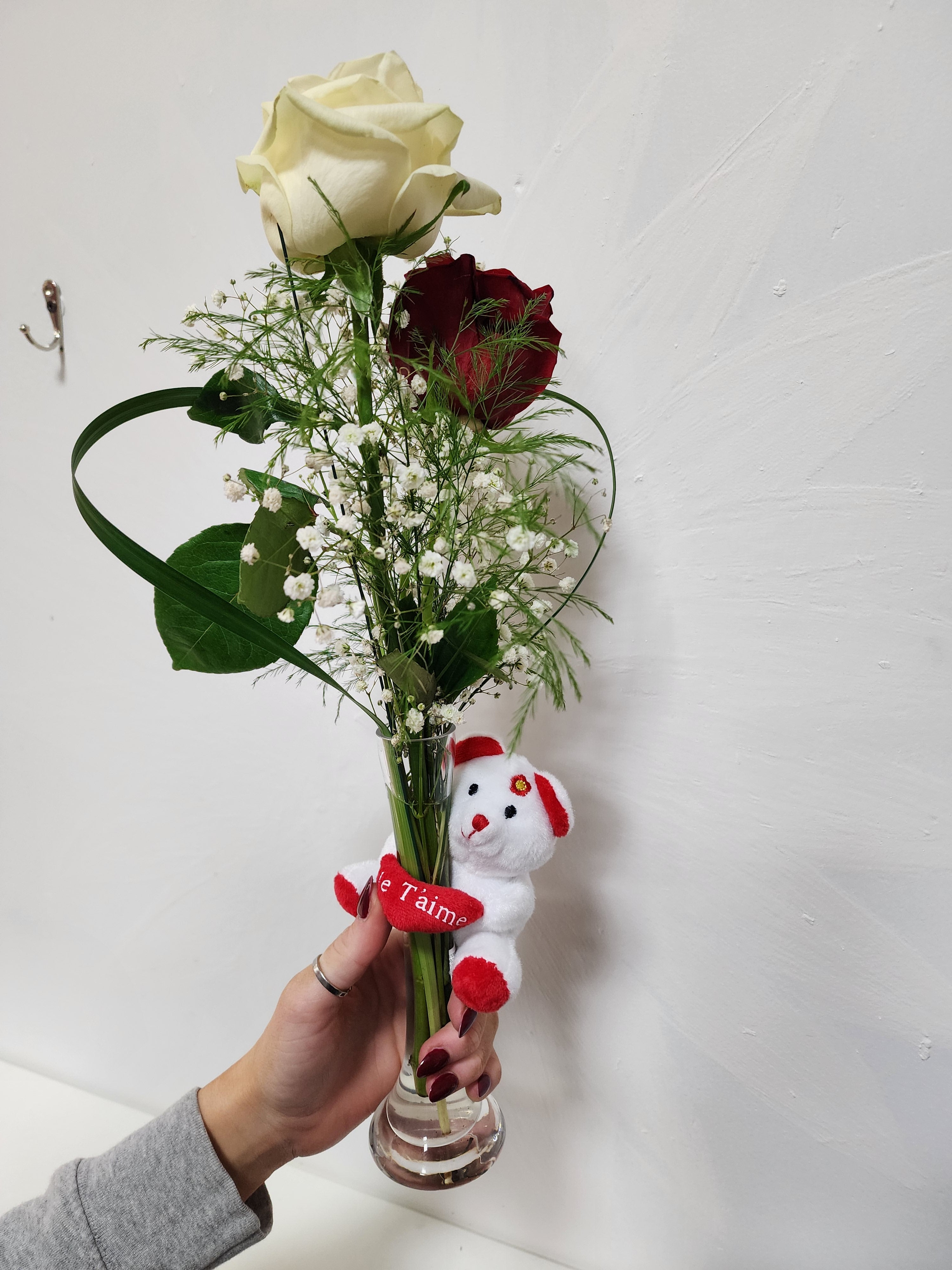Vase d'amour avec roses et peluche