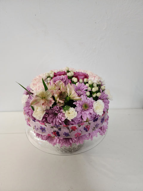 Gâteau fleuri – Bouquet en forme de gâteau avec ruban fleuri