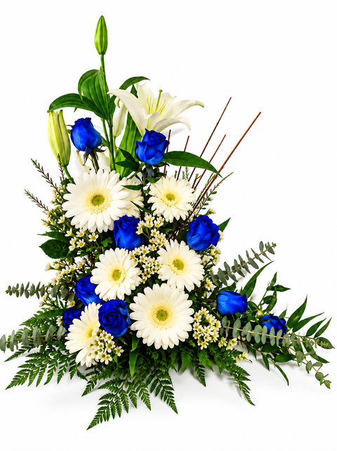 Arrangement funéraire bleu et blanc composé de roses bleues, d’hortensias, de lys blancs et de marguerites délicates.