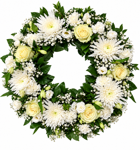 Couronne funéraire circulaire composée de roses crème, de chrysanthèmes blancs, de gypsophile et de feuillage verdoyant.