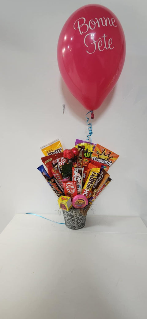 Bouquet d’anniversaire avec chocolats, bonbons et ballon rouge “Bonne fête” – cadeau festif et gourmand.