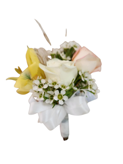 Boutonnière avec roses pastel, fleur jaune, fleurs de cire blanches et ruban blanc.

