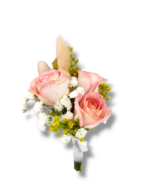 Boutonnière avec roses rose pâle, gypsophile blanc, fleurs jaunes et pampas séchés.

