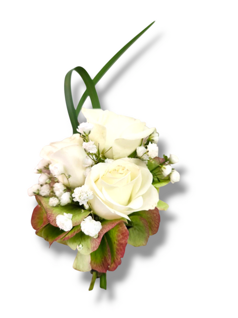 Boutonnière avec roses ivoire, gypsophile blanc, hortensia bicolore et boucle de feuillage décoratif.

