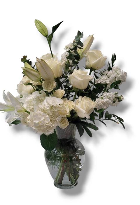 Bouquet blanc avec roses, lys, hortensias et verdure dans un vase transparent – modèle Douceur Neige.

