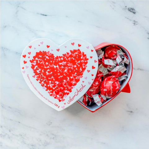 Boîte en forme de cœur remplie de chocolats fins Signature