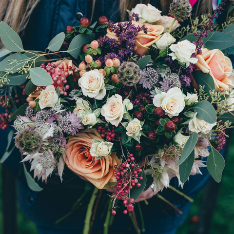 Gros bouquet de fleurs couleurs pêche et lavande et prune