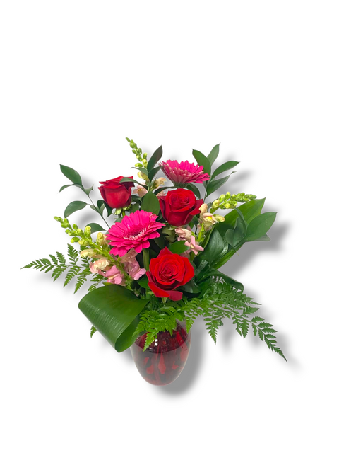 Arrangement floral Saint-Valentin aux roses rouges et gerberas roses – vase rouge