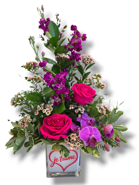 Arrangement floral avec roses fuchsia, orchidées mauves et vase Je t’aime