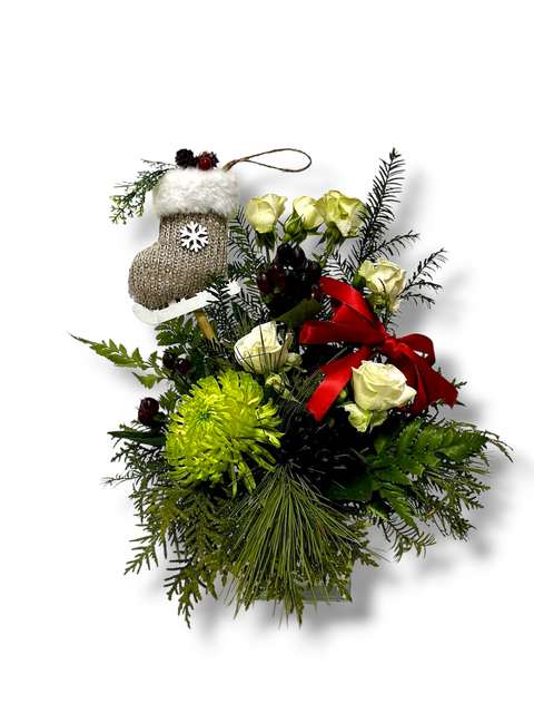 Arrangement floral de Noël avec roses crème, chrysanthème vert, feuillage naturel et mitaine en laine décorative – modèle « Mitaine de Conifère » par Fleur de Guy.